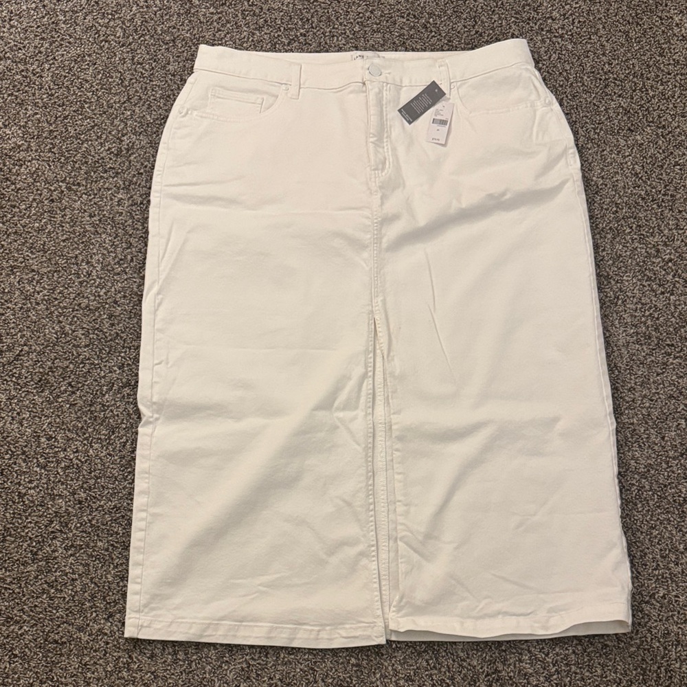 NWT - Lane Bryant White Pencil Skirt. Size 22.